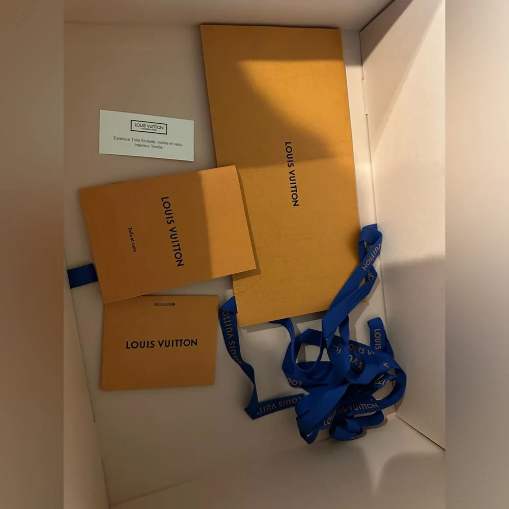 NEW Authentic Louis Vuitton V Tote BB Noir - Picture 10 of 11